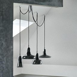 Shadows set free, závěsné svítidlo, ručně foukané sklo, lesklá černá / černý dub / černý kabel, 5x5W LED GU10 dim - BROKIS A Obrázek pro produkt Shadows set free, závěsné svítidlo, ručně foukané sklo, lesklá černá / černý dub / černý kabel, 5x5W LED GU10 dim - BROKIS A