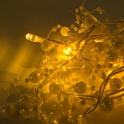 DECOLED LED světelný řetěz na baterie, bílé perly, teple bílá, 10 diod, 1,3 m Obrázek pro produkt DECOLED LED světelný řetěz na baterie, bílé perly, teple bílá, 10 diod, 1,3 m