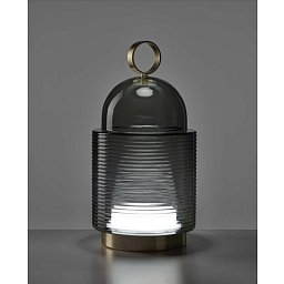 Stolní svítidlo DOME NOMAD LINES LARGE sklo hnědé kouřové lesklé / mosaz / černý kabel nabíjecí USB2/MAG, 5V - BROKIS Obrázek pro produkt Stolní svítidlo DOME NOMAD LINES LARGE sklo hnědé kouřové lesklé / mosaz / černý kabel nabíjecí USB2/MAG, 5V - BROKIS