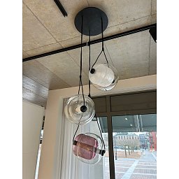 Capsula - komplet závěsné svítidlo, černý baldachýn (40cm) + 3x stínidlo (uvnitř fialové / čiré / opalínové sklo), černý kov, černý kabel 3x 7,5W LED 2700K - BROKIS A Obrázek pro produkt Capsula - komplet závěsné svítidlo, černý baldachýn (40cm) + 3x stínidlo (uvnitř fialové / čiré / opalínové sklo), černý kov, černý kabel 3x 7,5W LED 2700K - BROKIS A