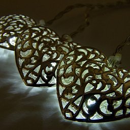 DECOLED LED světelný řetěz na baterie, kovová srdce styl vintage, ledově bílá, 10 diod, 2,5 m Obrázek pro produkt DECOLED LED světelný řetěz na baterie, kovová srdce styl vintage, ledově bílá, 10 diod, 2,5 m