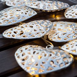 DECOLED LED světelný řetěz na baterie, kovová srdce styl vintage, teple bílá, 10 diod, 2,5 m Obrázek pro produkt DECOLED LED světelný řetěz na baterie, kovová srdce styl vintage, teple bílá, 10 diod, 2,5 m